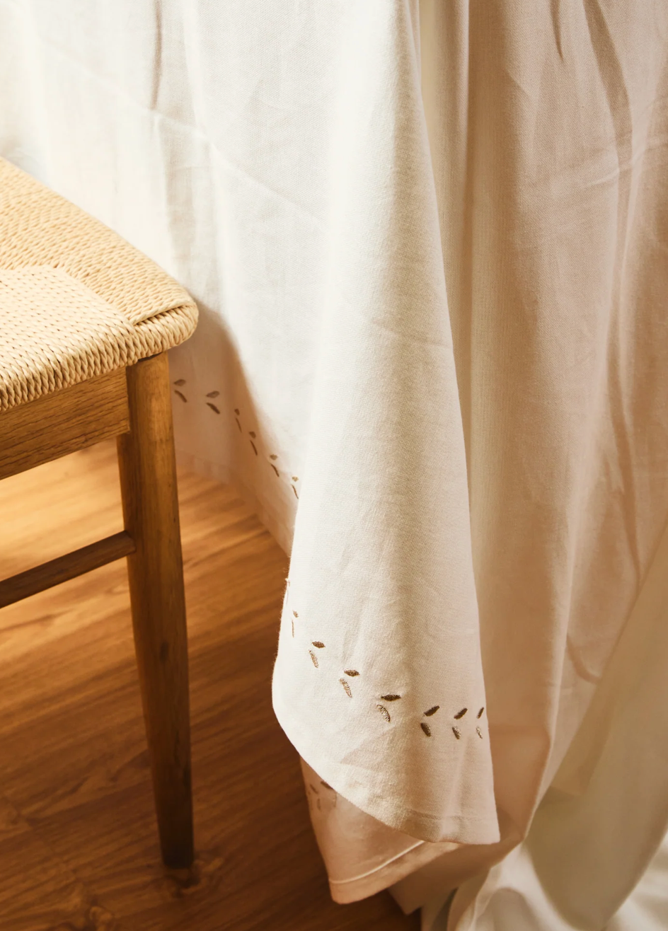 Mantel Perla con Bordado Artesanal 100% Algodón